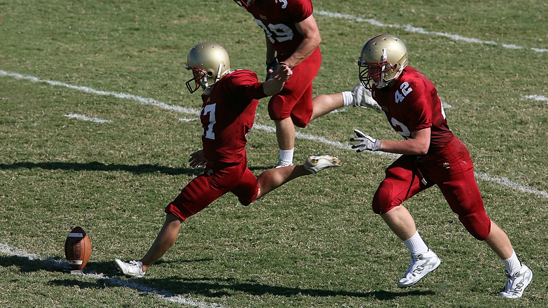 九游全站登录地址-战火燃烧场上，红蓝对决引人窥探胜负离谱，红蓝色火焰
